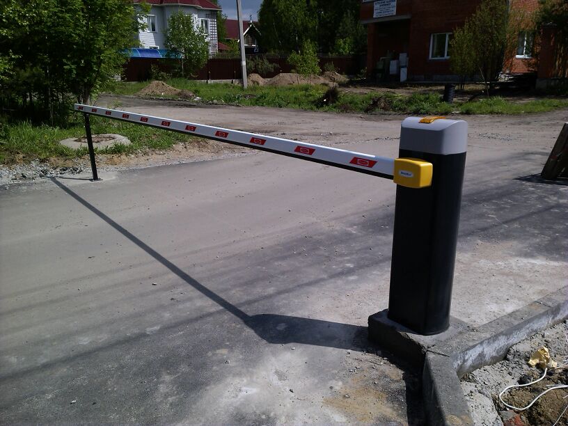 Шлагбаум Barrier установлен на въезде в коттеджный поселок в пригороде Новосибирска